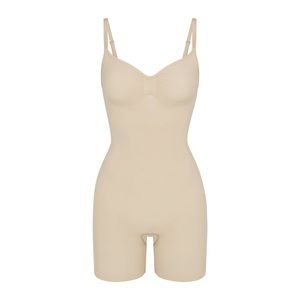 ✨NWOT SKIMS SEAMLESS SCULPT MID THIGH BODYSUIT IN SAND SIZE MEDIUM